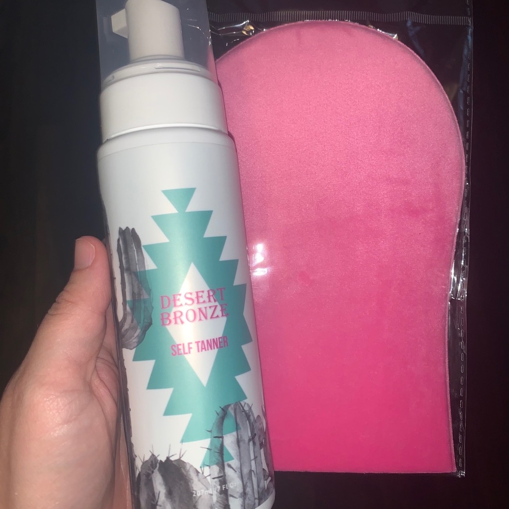 NEW- Desert Bronze Self Tanner - Applying mitt